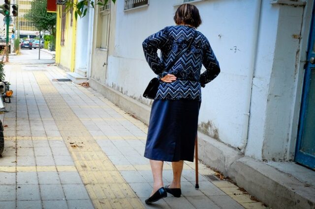 Παγκράτι: Προθυμοποιήθηκε να “βοηθήσει” ηλικιωμένη με τα ψώνια και την λήστεψε
