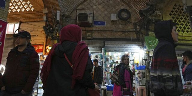 Ιράν: Σύστημα παρακολούθησης θα εντοπίζει και θα τιμωρεί τις γυναίκες που δε φορούν μαντίλα