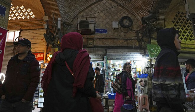 Ιράν: Σύστημα παρακολούθησης θα εντοπίζει και θα τιμωρεί τις γυναίκες που δε φορούν μαντίλα