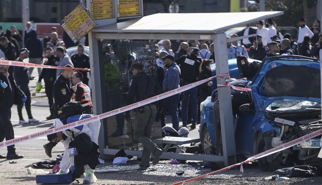 Ιερουσαλήμ: Δύο νεκροί από πρόσκρουση αυτοκινήτου σε στάση λεωφορείου – “Τρομοκρατική επίθεση” λέει ο Νετανιάχου