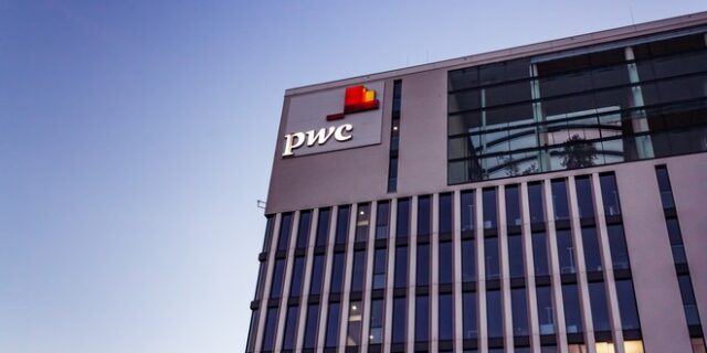 PwC: Θετικό momentum και το 2023 για τα ελληνικά assets