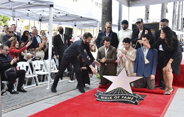 Οι Jonas Brothers απέκτησαν το δικό τους αστέρι στη Λεωφόρο της Δόξας