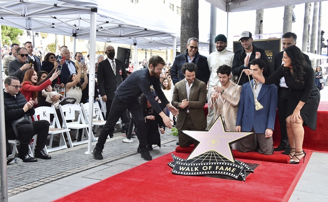 Οι Jonas Brothers απέκτησαν το δικό τους αστέρι στη Λεωφόρο της Δόξας