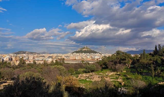 Καιρός Αθήνα: Γενικά αίθριος με τοπικές νεφώσεις από το μεσημέρι