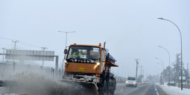 Κακοκαιρία Μπάρμπαρα: Αποκαταστάθηκε η κυκλοφορία για τα φορτηγά σε Αθηνών-Λαμίας και Αττική Οδό