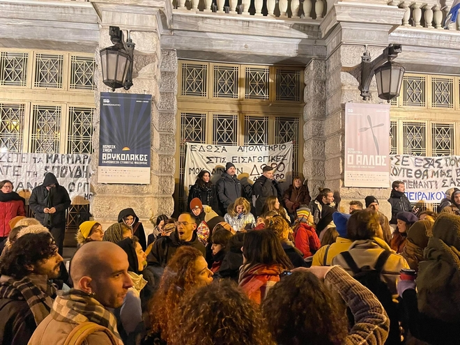 Διαμαρτυρία καλλιτεχνών έξω από το Εθνικό Θέατρο