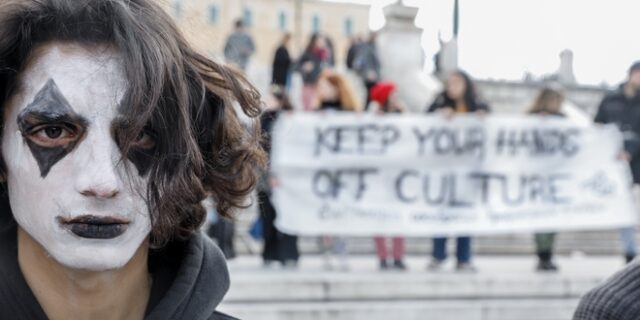 Σιωπηλή διαμαρτυρία σπουδαστών δραματικών σχολών στο Σύνταγμα