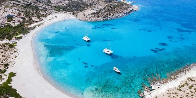 29 παραλίες στις Κυκλάδες που δεν τις πιάνουν τα μελτέμια