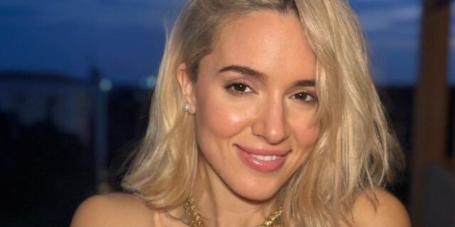 Καλομοίρα: Κάνει διάδρομο με κόκκινο μαγιό και σαμπάνια