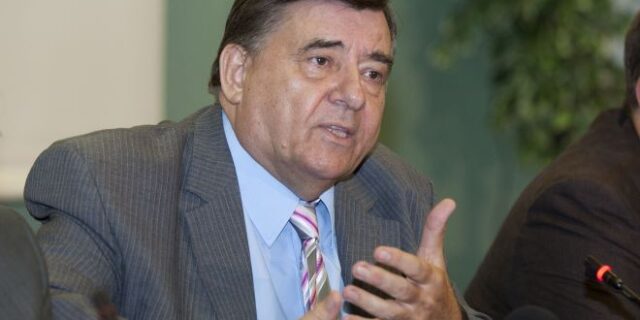 Ο Καρατζαφέρης είδε φως στη δεξιά πολυκατοικία και μπήκε