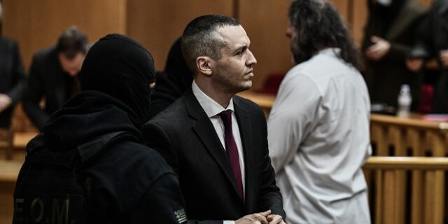 Το Μαξίμου επικαλείται κίνδυνο αντισυνταγματικότητας για να μην πει τους ναζί με το όνομα τους