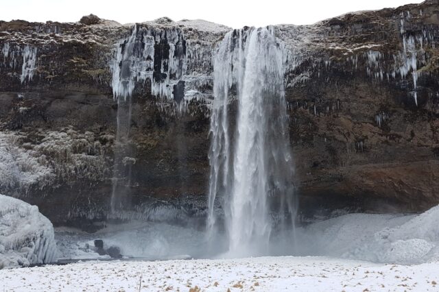 “Παγωμένο” δέος: Ο τρισδιάστατος και ο κρυφός καταρράκτης της Ισλανδίας