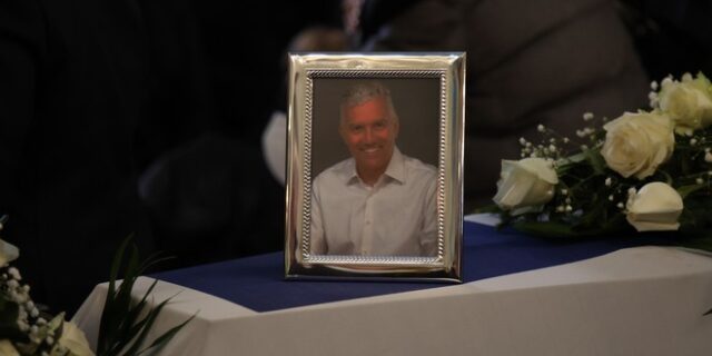 Μανούσος Βολουδάκης: Η Κρήτη τον αποχαιρέτησε – Συγκίνηση στην κηδεία του