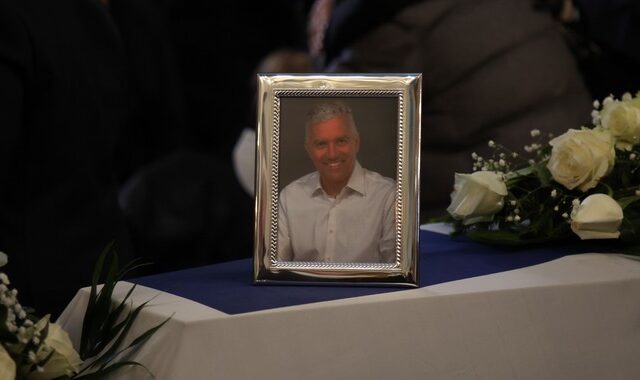 Μανούσος Βολουδάκης: Η Κρήτη τον αποχαιρέτησε – Συγκίνηση στην κηδεία του
