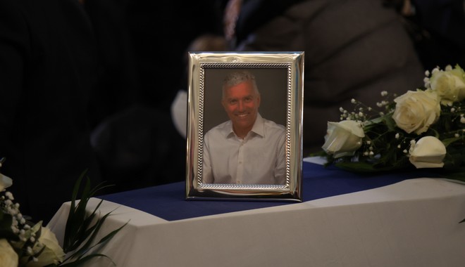 Μανούσος Βολουδάκης: Η Κρήτη τον αποχαιρέτησε – Συγκίνηση στην κηδεία του