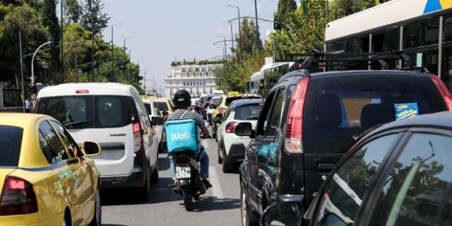 Κίνηση στους δρόμους: Στο “κόκκινο” οι δρόμοι του κέντρου – Πού εντοπίζονται προβλήματα