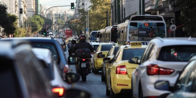 Κίνηση στους δρόμους: Σύγκρουση τριών οχημάτων στον Κηφισό – Κυκλοφοριακό χάος