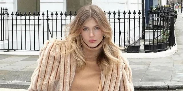 Κλέλια Ανδριολάτου: Ο ξέφρενος χορός με μπουστάκι σε παραλία στην Καλιφόρνια