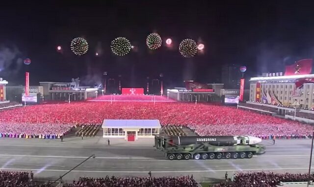 Η Βόρεια Κορέα στέλνει μήνυμα με την “μεγαλύτερη παρέλαση βαλλιστικών πυραύλων” που έχει γίνει ποτέ
