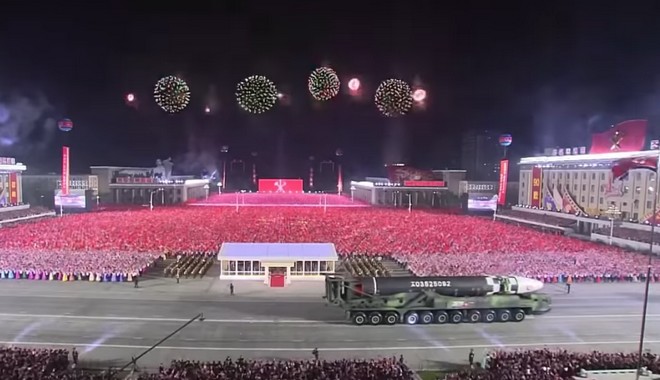 Η Βόρεια Κορέα στέλνει μήνυμα με την “μεγαλύτερη παρέλαση βαλλιστικών πυραύλων” που έχει γίνει ποτέ