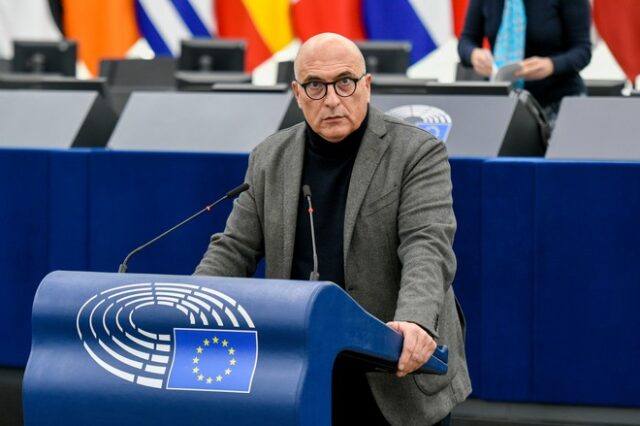 Qatargate: Ελεύθερος υπό όρους ο ευρωβουλευτής Αντρέα Κοτσολίνο