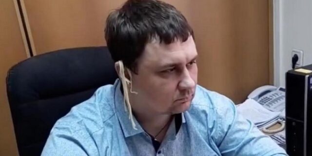 Παρακολουθώντας την ομιλία Πούτιν με… μακαρόνια στα αυτιά: Ρώσος πολιτικός εκφράζει τη διαφωνία του
