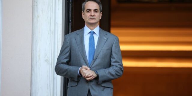 Ο ύμνος του ΕΑΜ και οι δύο προεκλογικές στολές του Κυριάκου Μητσοτάκη…