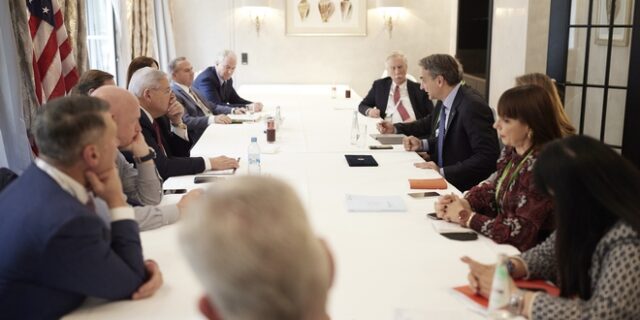 Συνάντηση Μητσοτάκη με αντιπροσωπεία του Κογκρέσου των ΗΠΑ