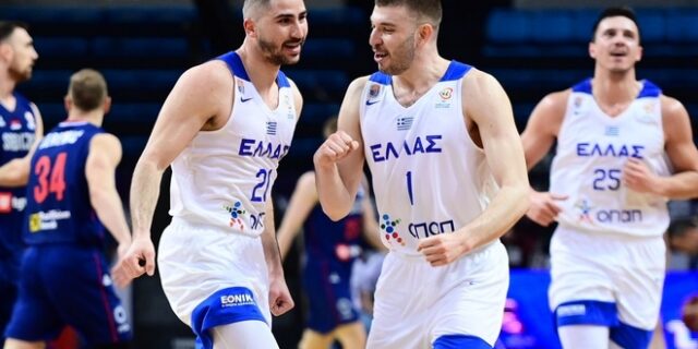 Ελλάδα – Σερβία 97-92: Ρογκαβόπουλος και Μωραΐτης υπέγραψαν νίκη-παρακαταθήκη σε απίθανη ατμόσφαιρα