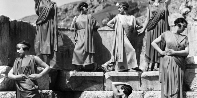Οι γυμνές χορεύτριες της Nelly’s στο Μπενάκη και όλα όσα είδαμε στην έκθεση για τη ζωή της