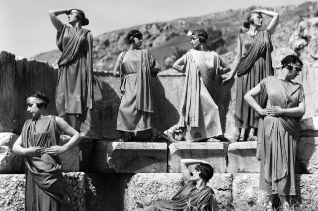 Οι γυμνές χορεύτριες της Nelly’s στο Μπενάκη και όλα όσα είδαμε στην έκθεση για τη ζωή της