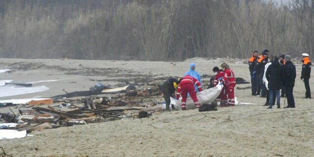 Τραγωδία στη νότια Ιταλία: Τουλάχιστον 40 μετανάστες νεκροί από ναυάγιο