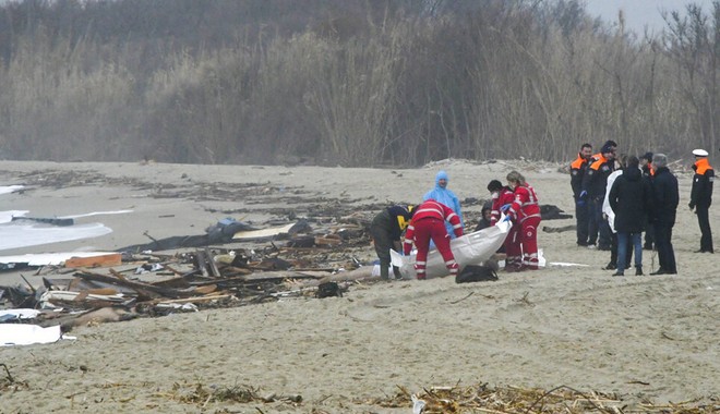 Τραγωδία στη νότια Ιταλία: Τουλάχιστον 40 μετανάστες νεκροί από ναυάγιο