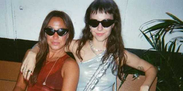 Αν θέλετε να το ζήσετε σόλο φέτος, τα NYC Rave Girls αγκαλιάζουν τις συστολές σας