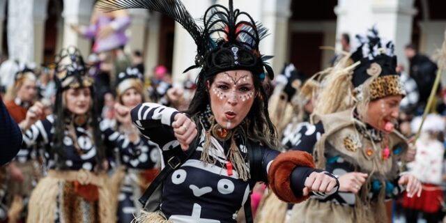 Πατρινό καρναβάλι 2023: “Βούλιαξε” η πόλη – Εντυπωσιακές εικόνες από τη φαντασμαγορική παρέλαση