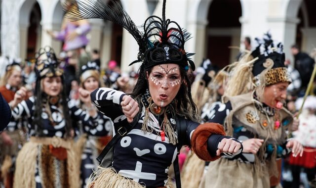 Πατρινό καρναβάλι 2023: “Βούλιαξε” η πόλη – Εντυπωσιακές εικόνες από τη φαντασμαγορική παρέλαση