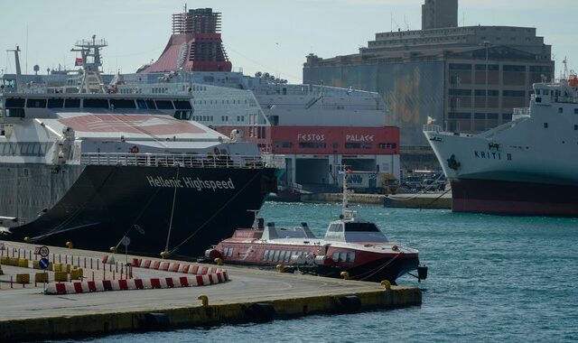 Αυτοκίνητο έπεσε στο λιμάνι του Πειραιά – Σώος ο 47χρονος οδηγός