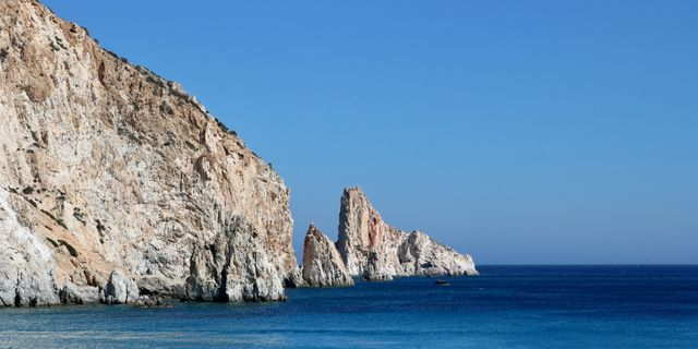Το πανέμορφο νησί των Κυκλάδων που θα πας μόνο για βουτιές
