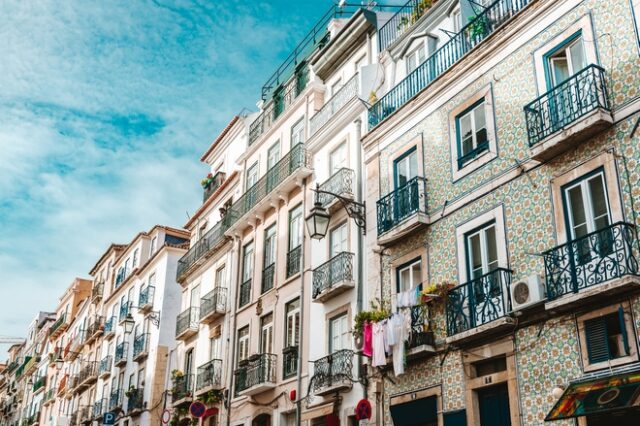 Πορτογαλία: “Μάχη” με τη στεγαστική κρίση – Τερματισμός των golden visa, περιορισμός του Airbnb