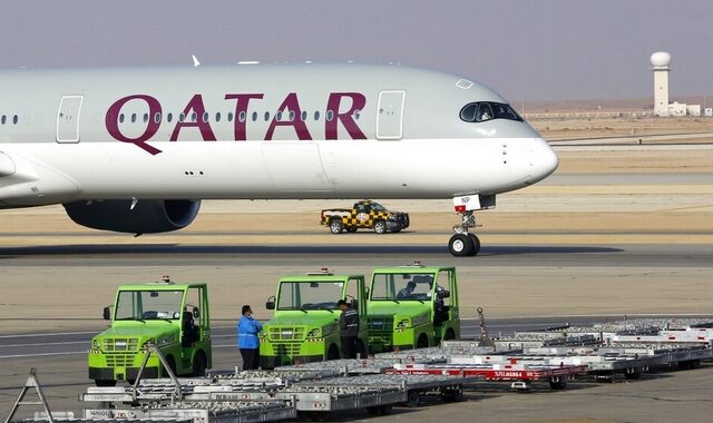 Qatargate – Politico: Υπό έρευνα οι δωρεάν πτήσεις αξιωματούχου της Κομισιόν με “χορηγό” το Κατάρ