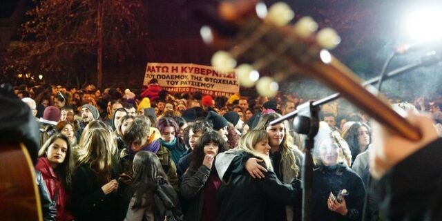 Συναυλία στο REX: Ηχηρή παρουσία για ακόμα μια μέρα στο πλευρό των καλλιτεχνών