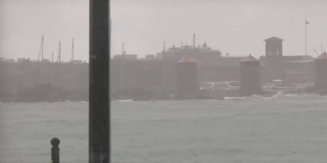 Καθαρά Δευτέρα: Κούλουμα με ανέμους 10 μποφόρ στη Ρόδο – Ακυρώσεις πτήσεων