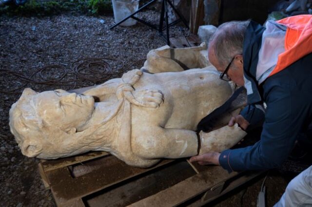 Βίντεο: Άγαλμα Ρωμαίου αυτοκράτορα με τη μορφή του Ηρακλή βρέθηκε σε υπόνομο στη Ρώμη