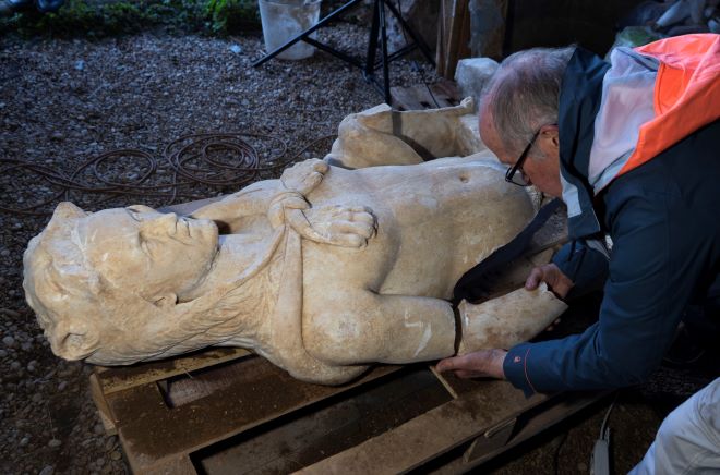 Βίντεο: Άγαλμα Ρωμαίου αυτοκράτορα με τη μορφή του Ηρακλή βρέθηκε σε υπόνομο στη Ρώμη