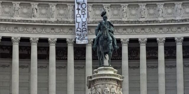 Ρώμη: Εισβολή ακτιβιστών στο Βωμό της Πατρίδας υπέρ του αναρχικού Αλφρέντο Κόσπιτο