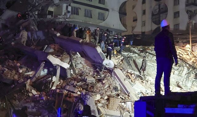 Σεισμός 7,8 ρίχτερ στην Τουρκία: Τουλάχιστον 76 νεκροί, εκατοντάδες τραυματίες – Πολλά θύματα και στη Συρία