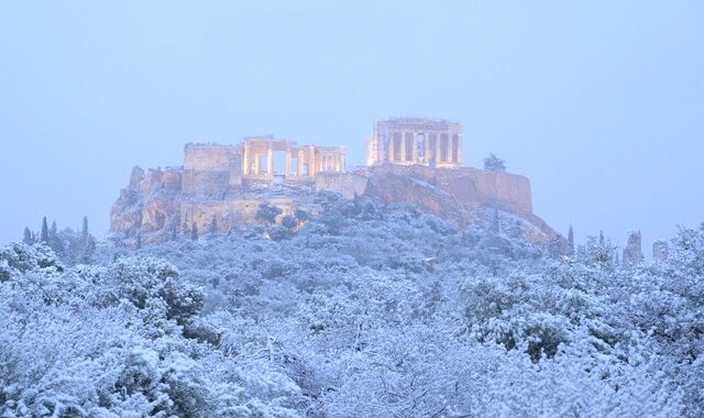 Κακοκαιρία: Η “Μπάρμπαρα” έντυσε στα λευκά την Αθήνα – Εντυπωσιακές εικόνες