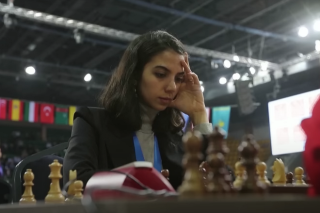 Sara Khadem: Η κορυφαία Ιρανή σκακίστρια εξορίστηκε επειδή αρνήθηκε να φορέσει μαντίλα σε τουρνουά