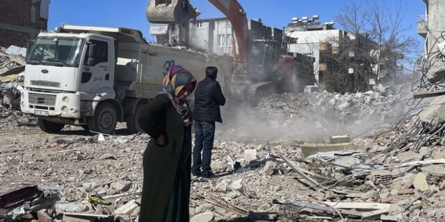 Τουρκία: Οι επιχειρήσεις διάσωσης τελειώνουν – Σεισμόπληκτοι ελπίζουν να βρουν τους νεκρούς τους