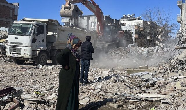 Τουρκία: Οι επιχειρήσεις διάσωσης τελειώνουν – Σεισμόπληκτοι ελπίζουν να βρουν τους νεκρούς τους